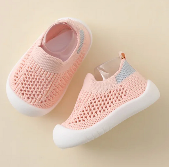 Chaussures enfants respirantes et légères, conçues pour le confort des garçons et des filles actifs.
