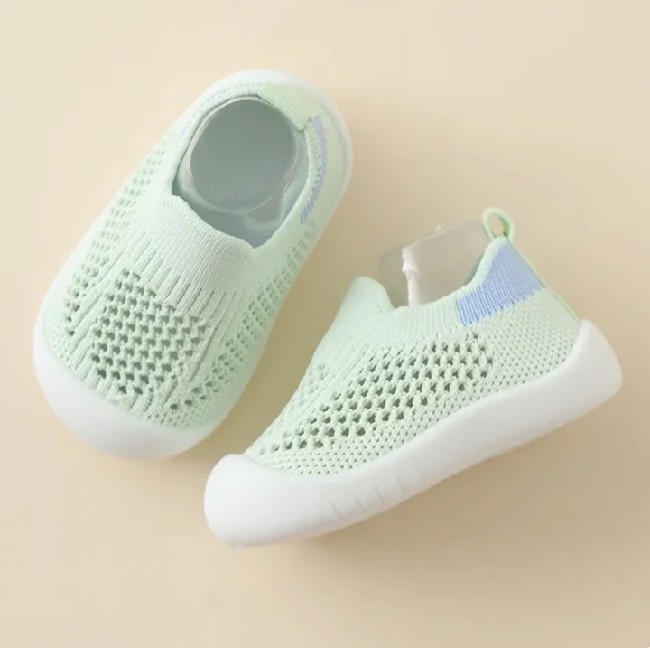 Vue de profil des baskets enfants antidérapantes, assurant légèreté, respirabilité et soutien.
