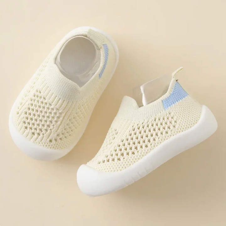 Baskets polyvalentes pour enfants, avec semelle antidérapante et design respirant, idéales pour le quotidien.