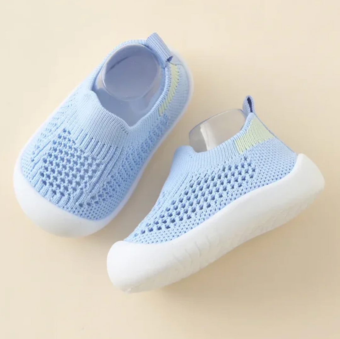 Sneakers enfants avec semelle antidérapante, parfaites pour l'école et les jeux extérieurs sécurisés.