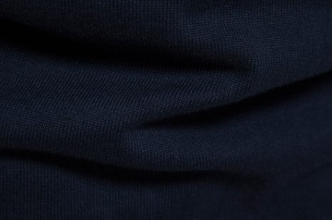 Pull homme confortable et stylé, design rayé avec zip. Haut d'hiver parfait pour la mode masculine.