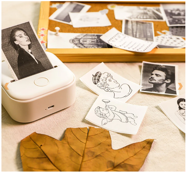 Imprimante portable SMARTPRINT tenue dans une main, soulignant sa petite taille et sa légèreté.