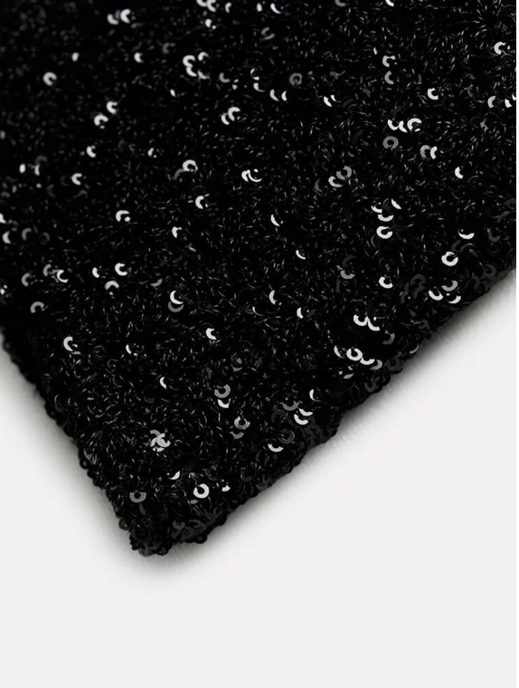 Magnifique robe scintillante pour femme, une tenue chic et brillante pour tout événement spécial.