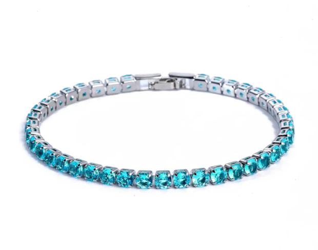 Bracelet tennis avec zirconium éclatant, pour femme. Design moderne et hypoallergénique.