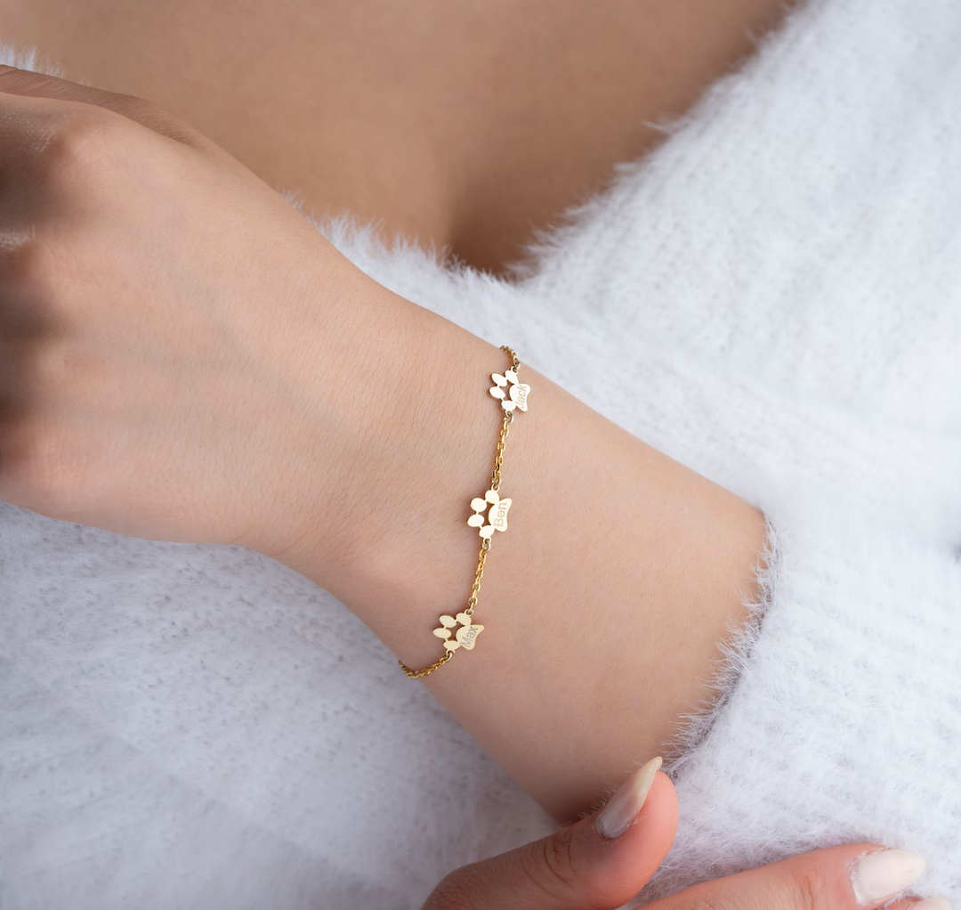 Bracelet PawEmbrace personnalisable avec gravure patte de chien. Bijou en acier inoxydable, souvenir d'un animal de compagnie.
