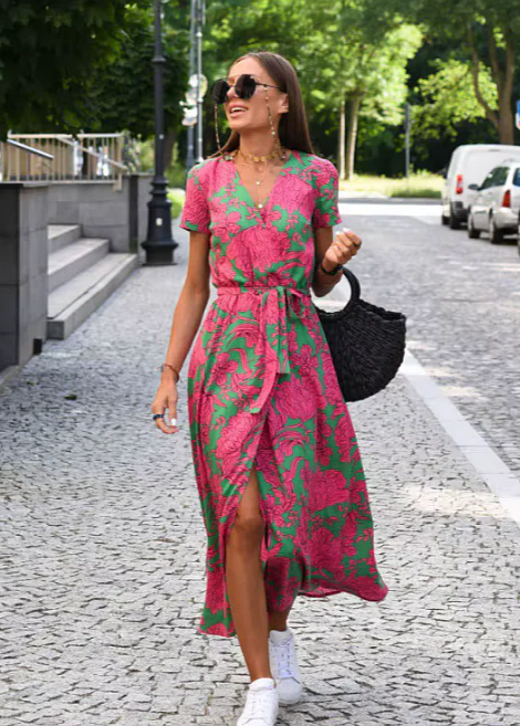 Robe portefeuille fleurie fluide pour femme, idéale pour l'été et le printemps décontracté.