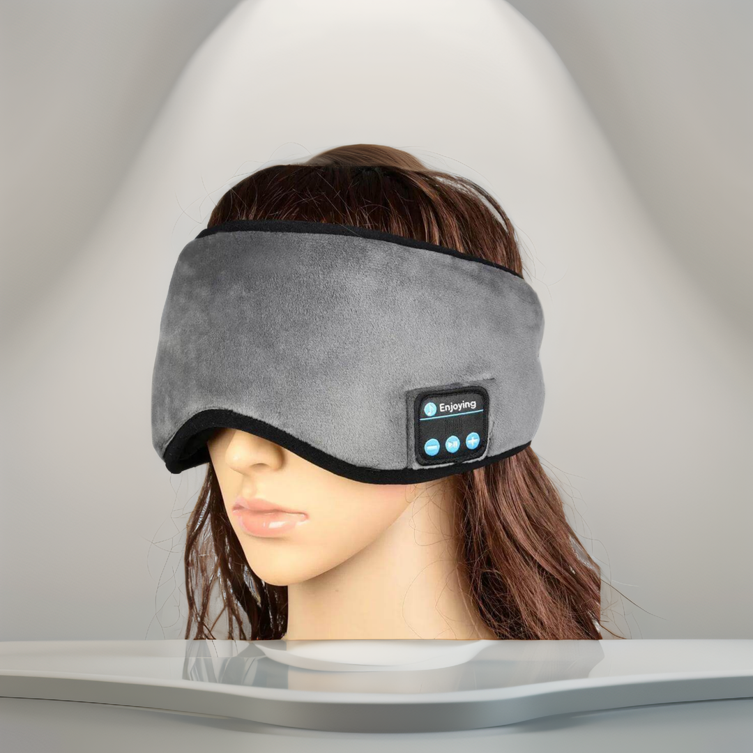 Vue de près du masque de sommeil SereniTune rechargeable, bloquant la lumière pour un repos optimal des yeux.