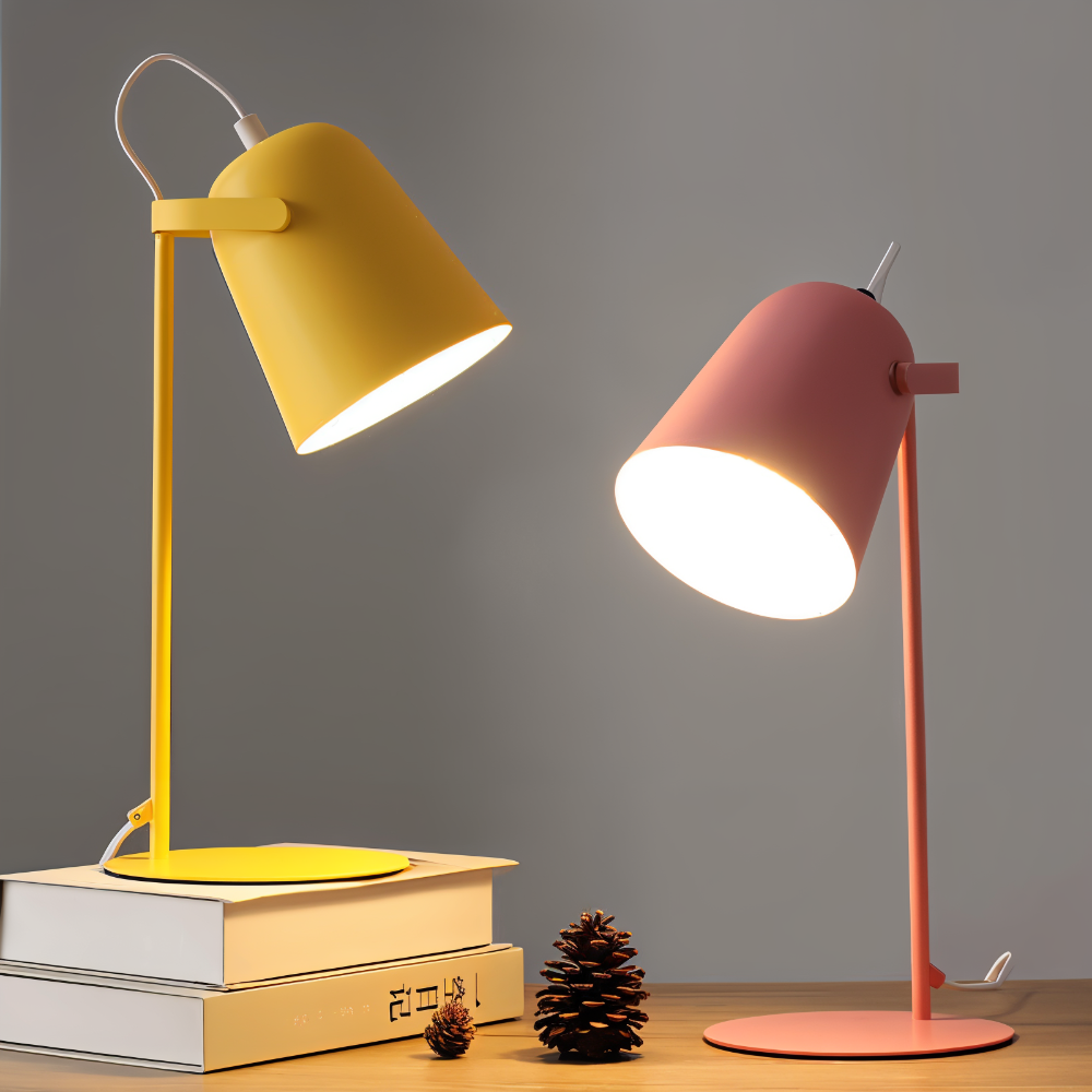 Lampe de lecture de bureau au design moderne et rotatif. Éclairage doux et ajustable pour travailler.