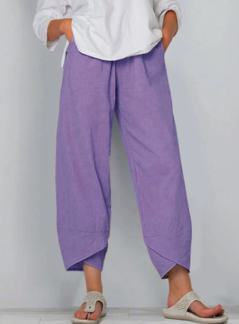 Modèle portant un pantalon femme vintage asymétrique, taille haute, look chic et décontracté.