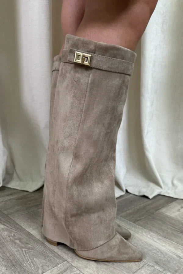 Chaussures bottes hautes femme avec talons et boucle dorée, idéales automne-hiver. Chic et confortables.