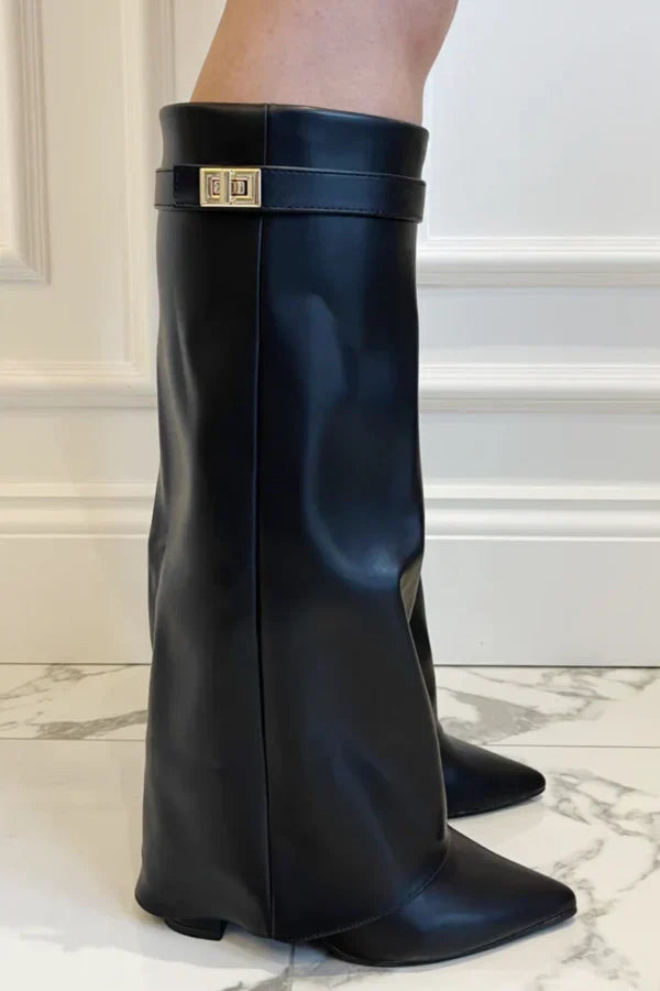 Détail de la boucle dorée sur bottes hautes femme. Finition chic et élégante pour ces chaussures hiver mode.