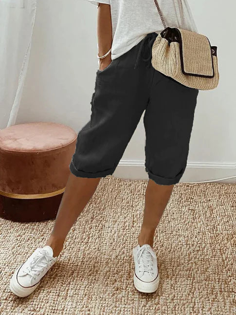 Modèle portant un pantalon femme fluide taille haute, léger et élégant, parfait pour la mode estivale.