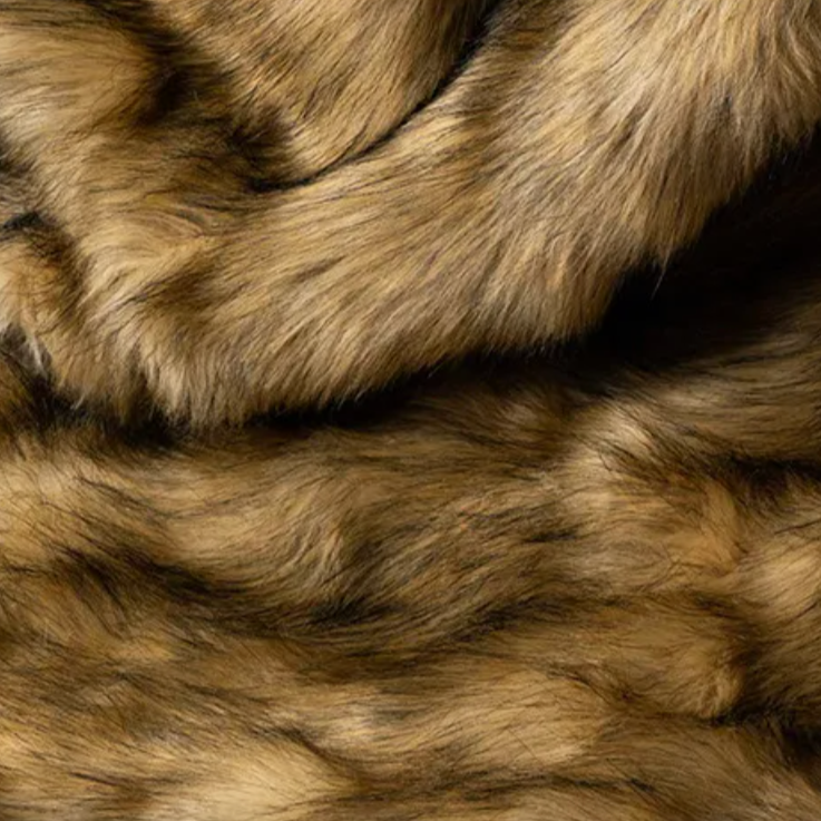 Jeté en fausse fourrure de renard éthique, alliant le luxe et la douceur pour une décoration chaleureuse.