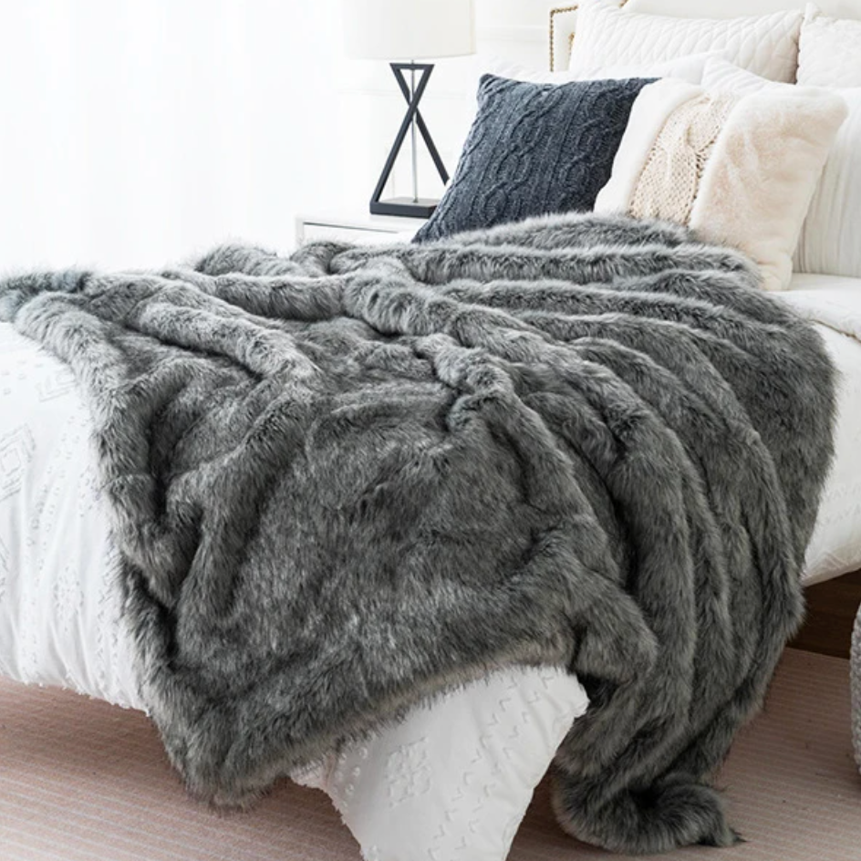 Couverture décorative en fausse fourrure de renard, ajoutant luxe et douceur à votre salon ou chambre.