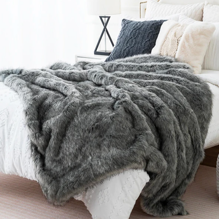 Couverture décorative en fausse fourrure de renard, ajoutant luxe et douceur à votre salon ou chambre.