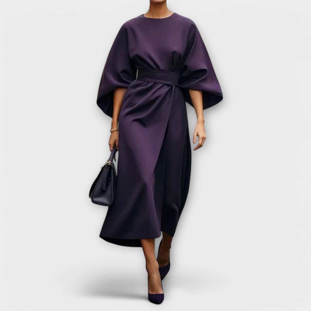 Robe Sonia chic pour femme, coupe midi, avec manches et ceinture qui souligne la silhouette élégante.