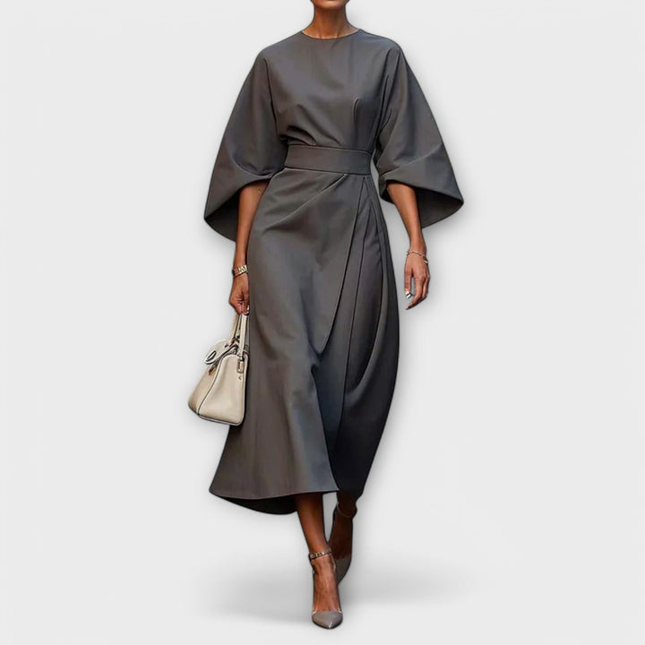Robe midi Sonia pour femme, élégante et confortable, avec manches et ceinture, parfaite pour un look chic.