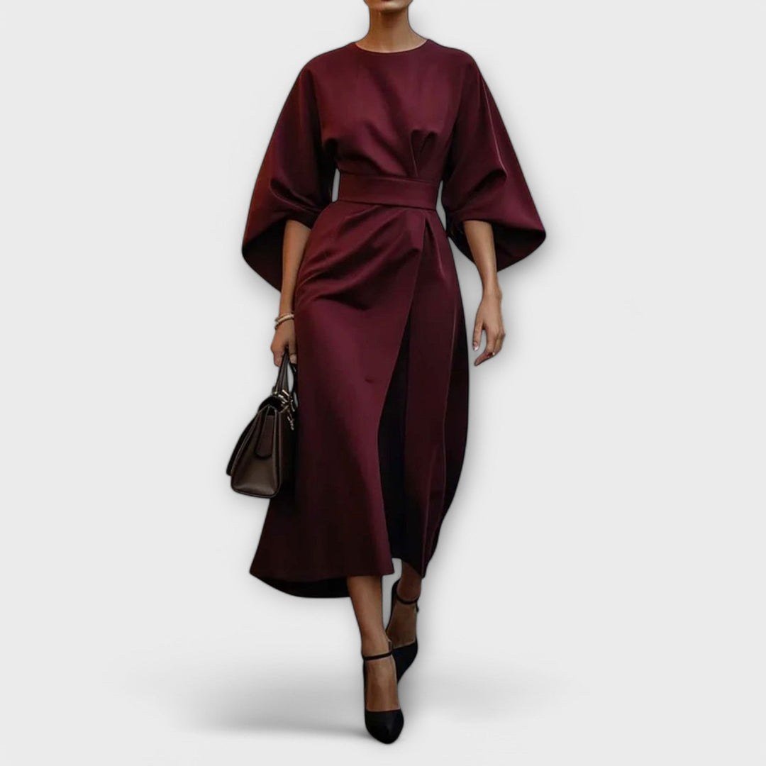 Robe élégante Sonia pour femme, dotée de manches raffinées et d'une ceinture, style chic et féminin.