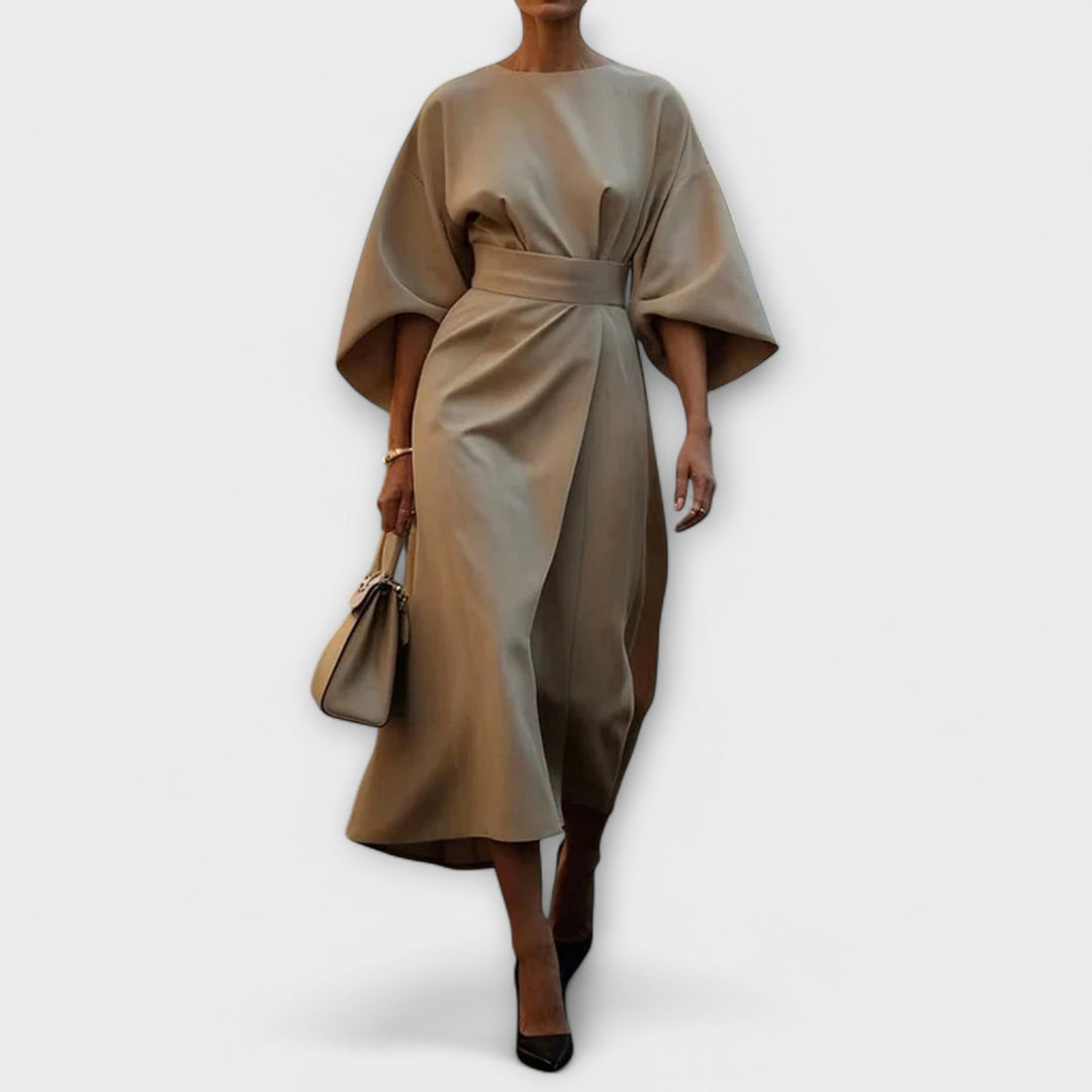 Robe Sonia confortable et féminine, coupe midi avec manches et ceinture, pour un style chic et élégant.