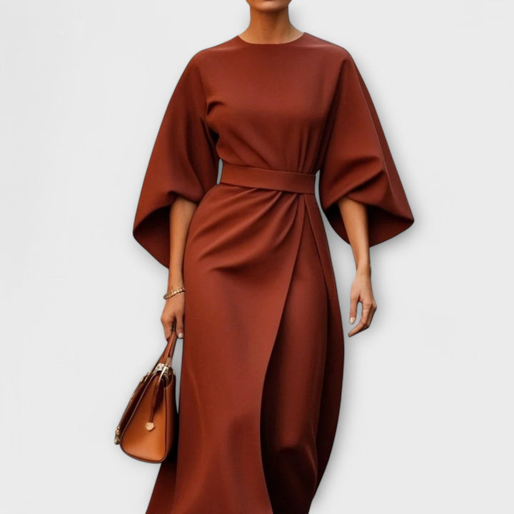 Magnifique robe midi élégante Sonia pour femme, avec manches et ceinture, un choix chic et féminin.