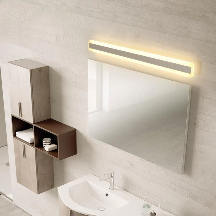 Décoration bain moderne: applique murale miroir LED, éclairage contemporain, luminaire fonctionnel.