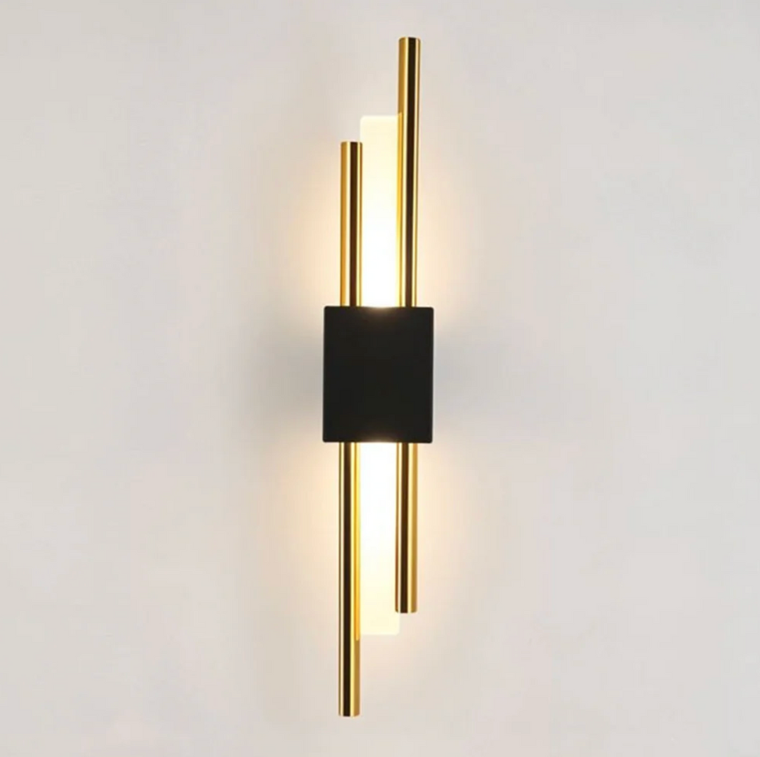 Design élégant noir et or, applique murale LED pour intérieur raffiné.