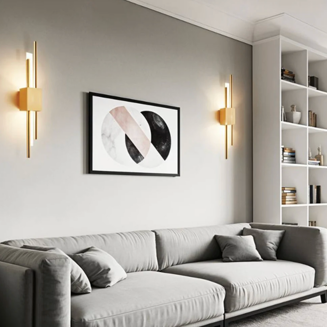 Éclairage design LED noir et or, parfait pour déco moderne.