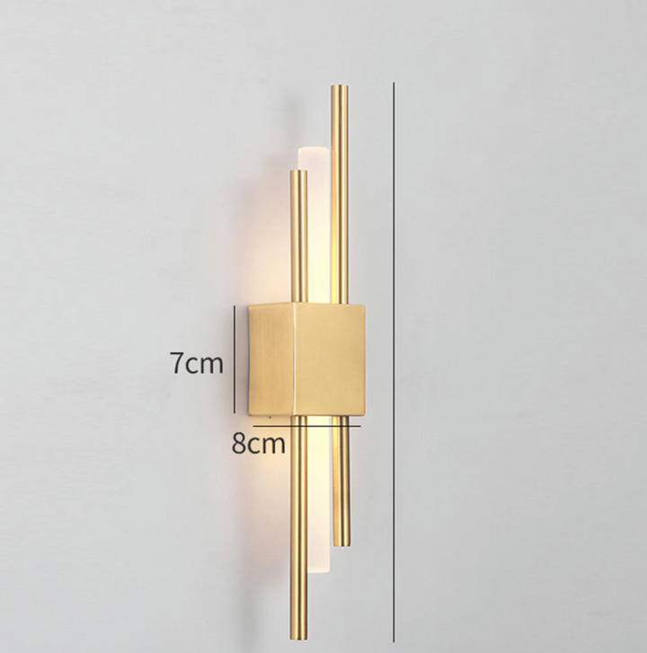 Applique murale LED élégante, noir et or pour intérieur moderne.