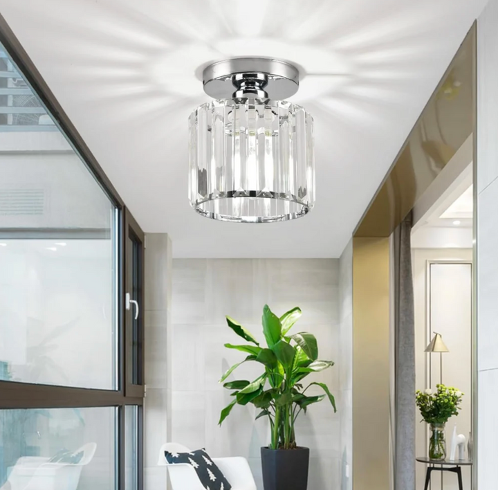 Luminaire de couloir encastré, moderne. Ambiance chaleureuse, décoration intérieure stylée.