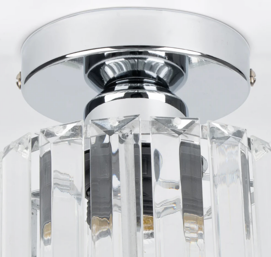Plafonnier encastré élégant. Ambiance chaleureuse dans le couloir, design moderne.