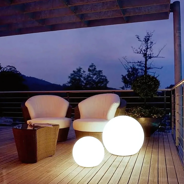 Lampe sphère LED RGB, alimentée par solaire ou USB, 16 couleurs pour une décoration lumineuse polyvalente.