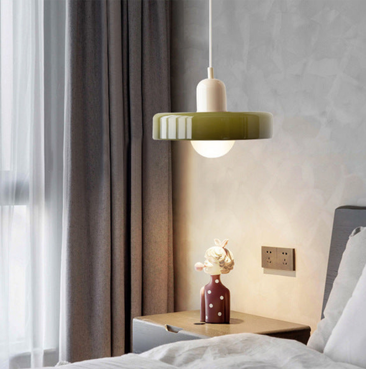 Luminaire suspendu design cuisine, apporte une lumière moderne et artistique.