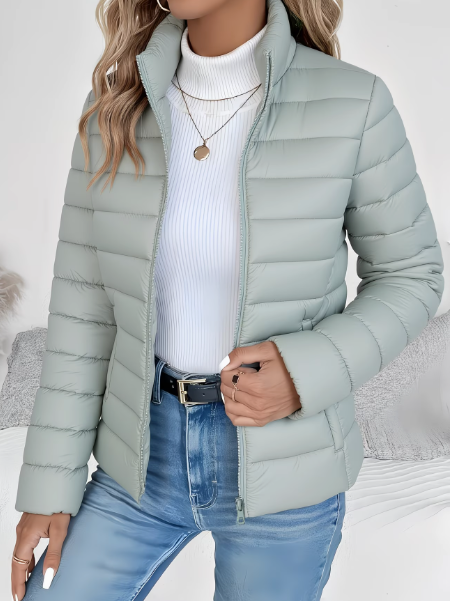 Doudoune matelassée légère femme, veste d'hiver élégante et chaude pour un confort extérieur optimal.