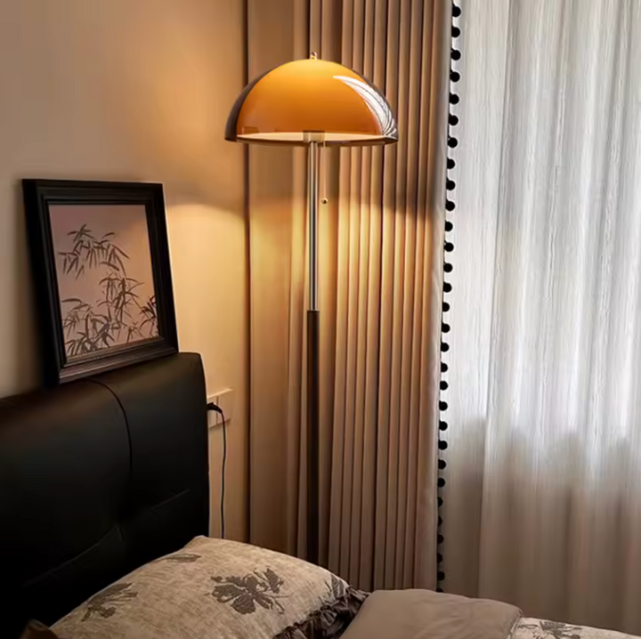 Éclairage de sol Rustina pour salon ou chambre, dôme ambré et lumière chaude, décoration intérieure.
