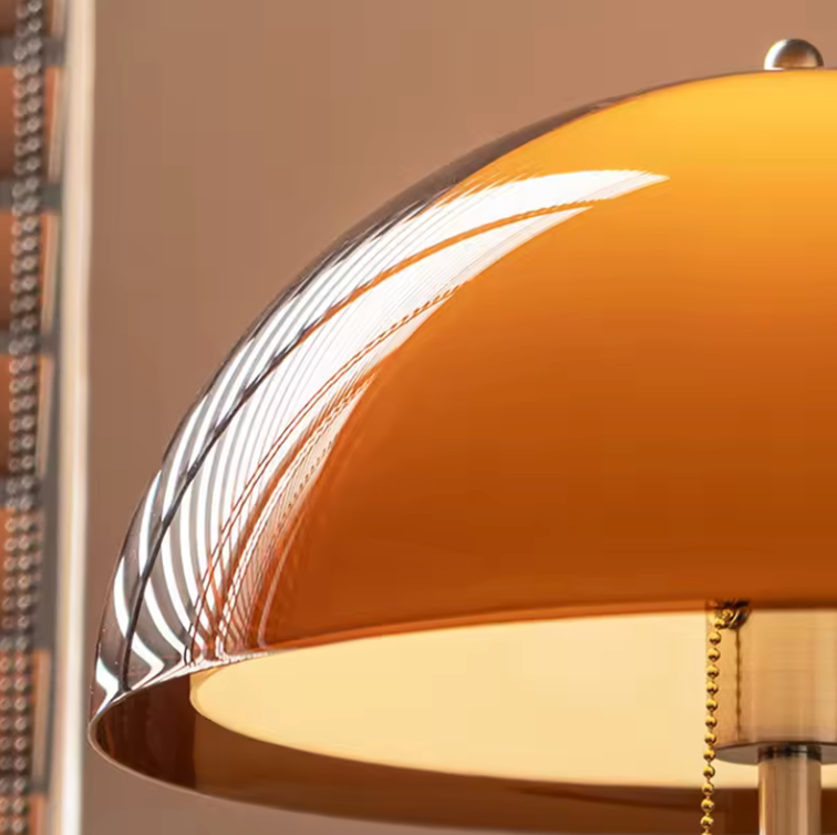 Lampe de sol moderne Rustina avec dôme ambré, LED pour un éclairage ambiant élégant salon.
