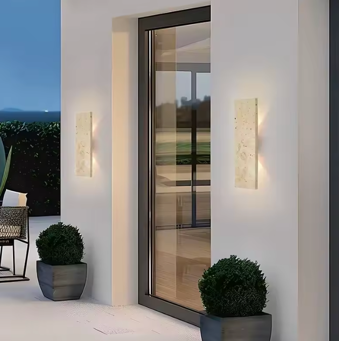 Luminaire mural extérieur LED gris anthracite, design contemporain, étanche. Idéal pour les façades modernes.