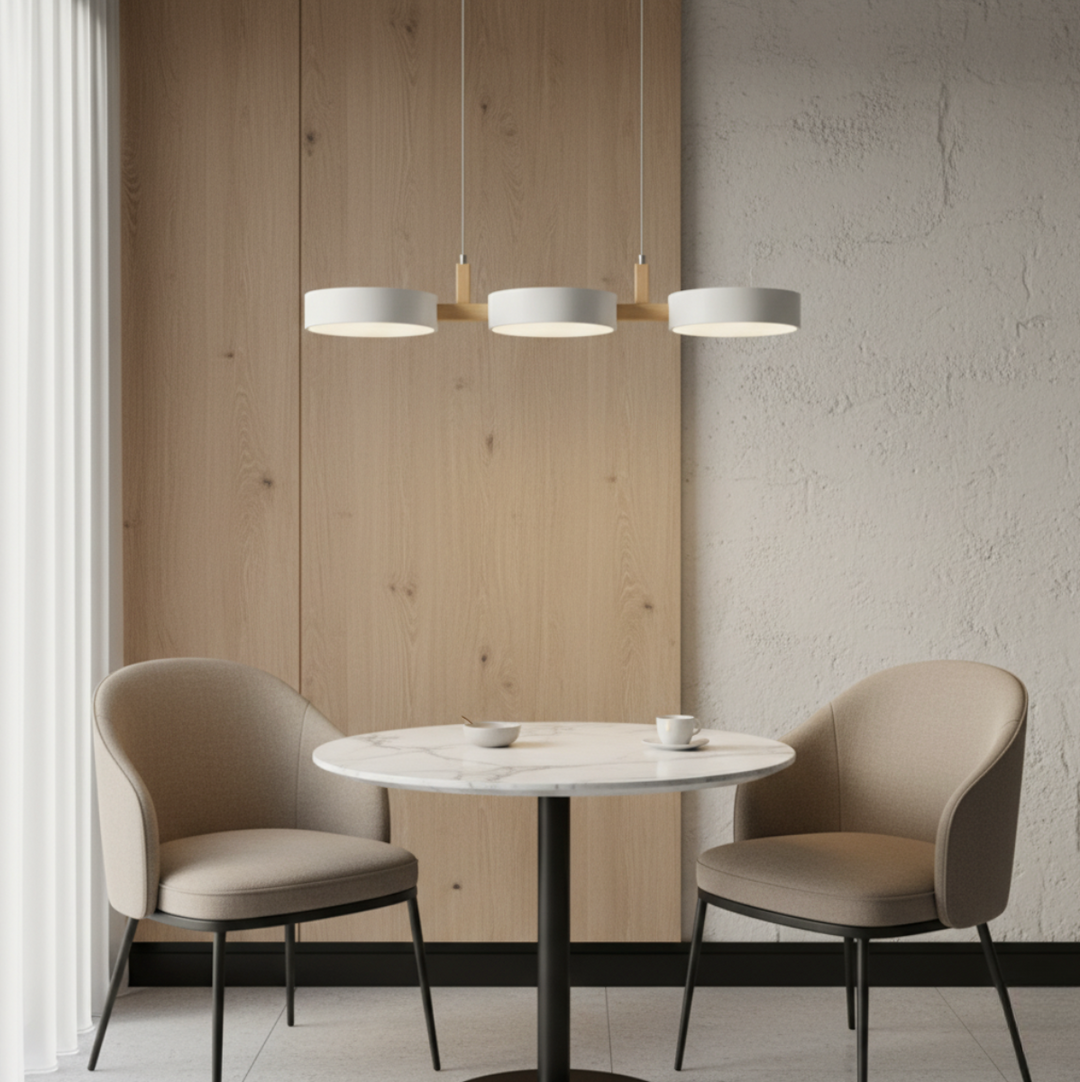 Lustre suspension LED moderne au-dessus d'une table de salle à manger, ambiance chaleureuse.