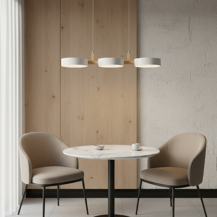 Lustre suspension LED moderne au-dessus d'une table de salle à manger, ambiance chaleureuse.