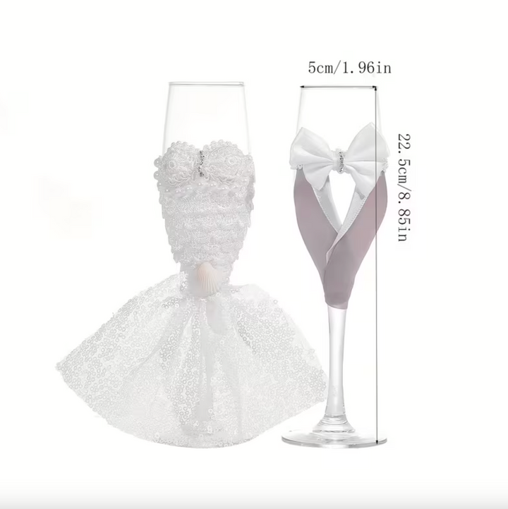 Décoration de table de mariage : deux verres à champagne décoratifs élégants pour la cérémonie et le toast.