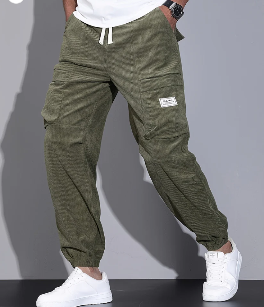Pantalon homme confortable et stylé, un vêtement polyvalent pour la mode masculine d'hiver.
