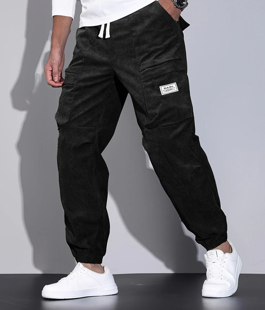 Homme marchant avec un pantalon d'hiver chaud et confortable, parfait pour le quotidien et les activités.