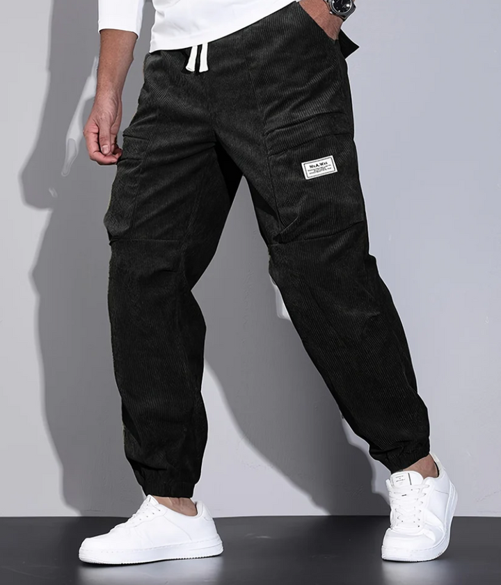 Homme marchant avec un pantalon d'hiver chaud et confortable, parfait pour le quotidien et les activités.