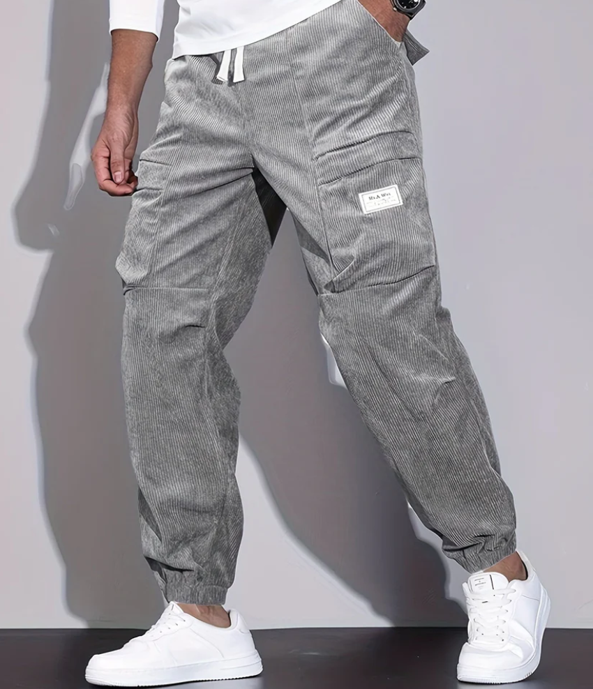 Pantalon homme confortable et stylé, parfait pour une tenue décontractée ou élégante en hiver.