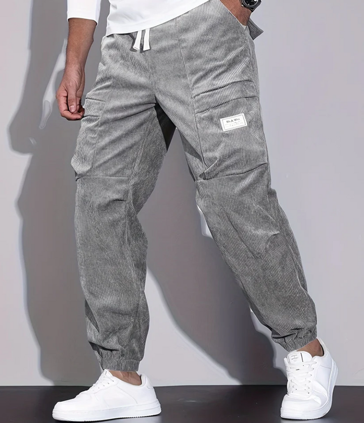 Pantalon homme confortable et stylé, parfait pour une tenue décontractée ou élégante en hiver.