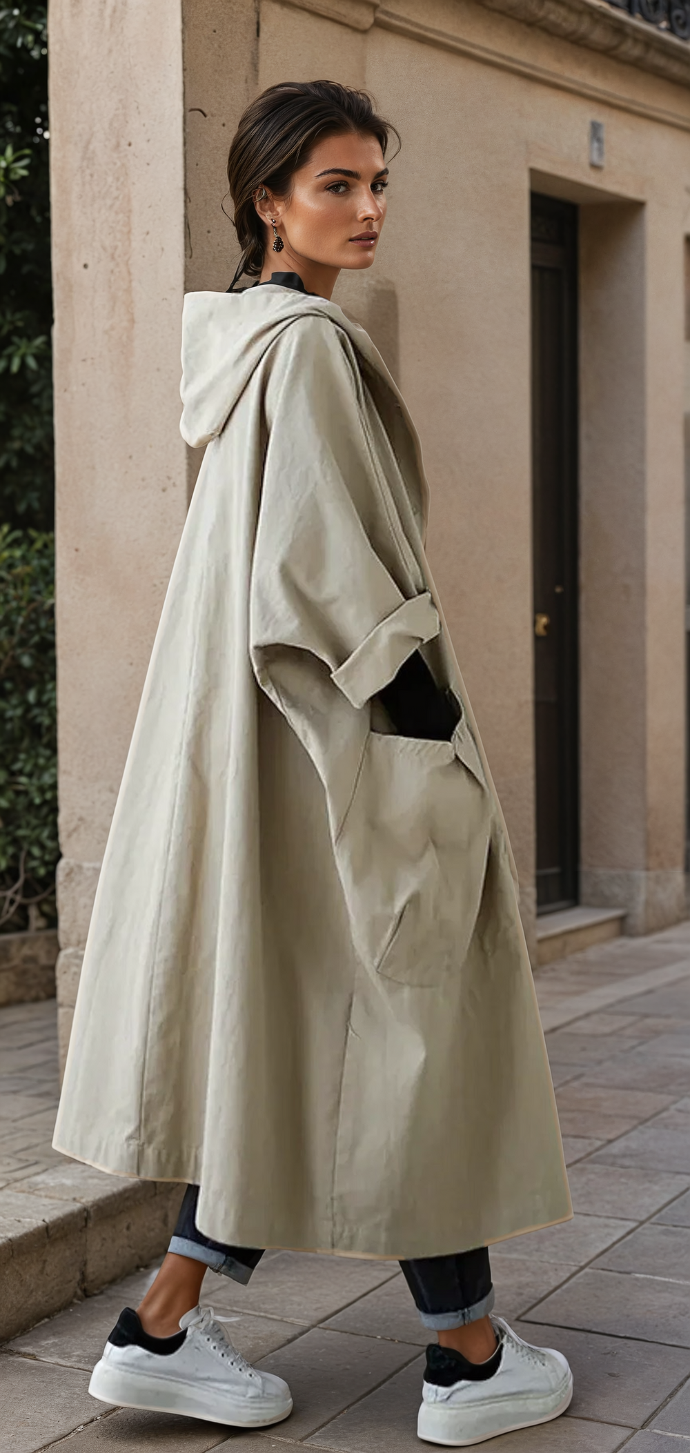 Manteau trench femme élégant à capuche, coupe longue décontractée et confortable.