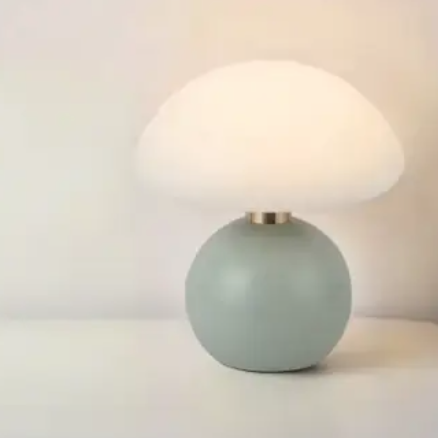 Lampe de chevet LED SereneGlow, design moderne et épuré. Lumière ambiante adaptable pour toute décoration de chambre.