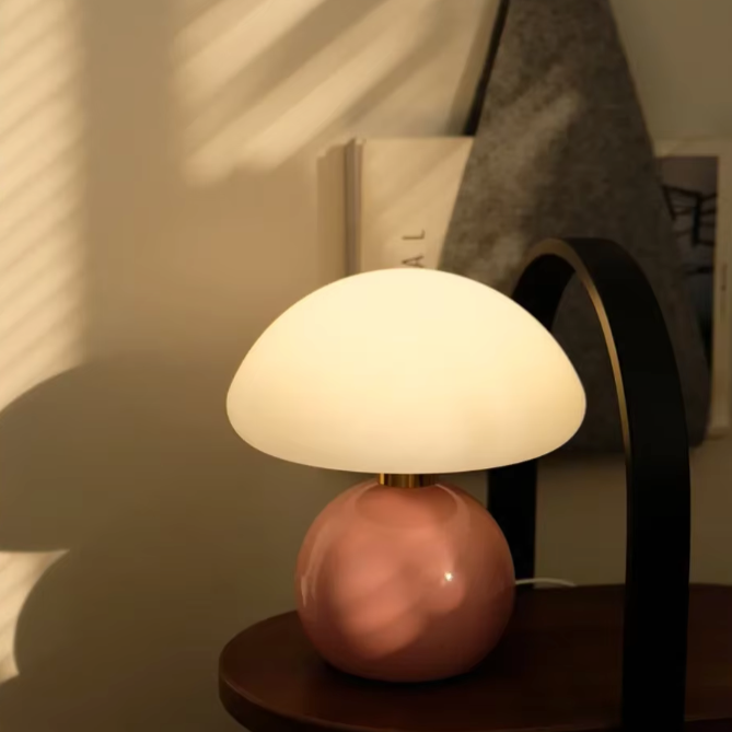 Lampe de chevet LED SereneGlow, design minimaliste, lumière ambiante pour chambre, détente et économie d'énergie.
