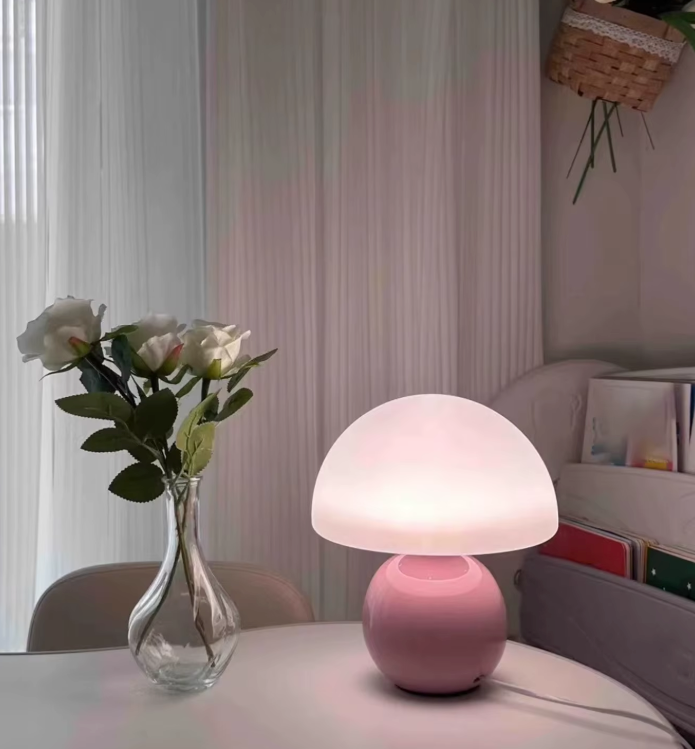 Décoration chambre : lampe de chevet LED design SereneGlow. Lumière ambiante douce et tactile pour une atmosphère relaxante.