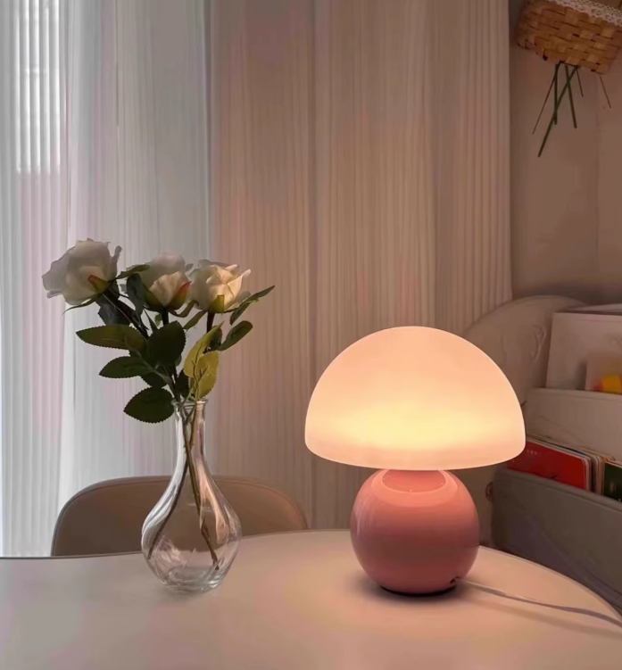 Lampe de chevet LED SereneGlow. Éclairage ambiant basse consommation, design tactile pour une chambre moderne et zen.