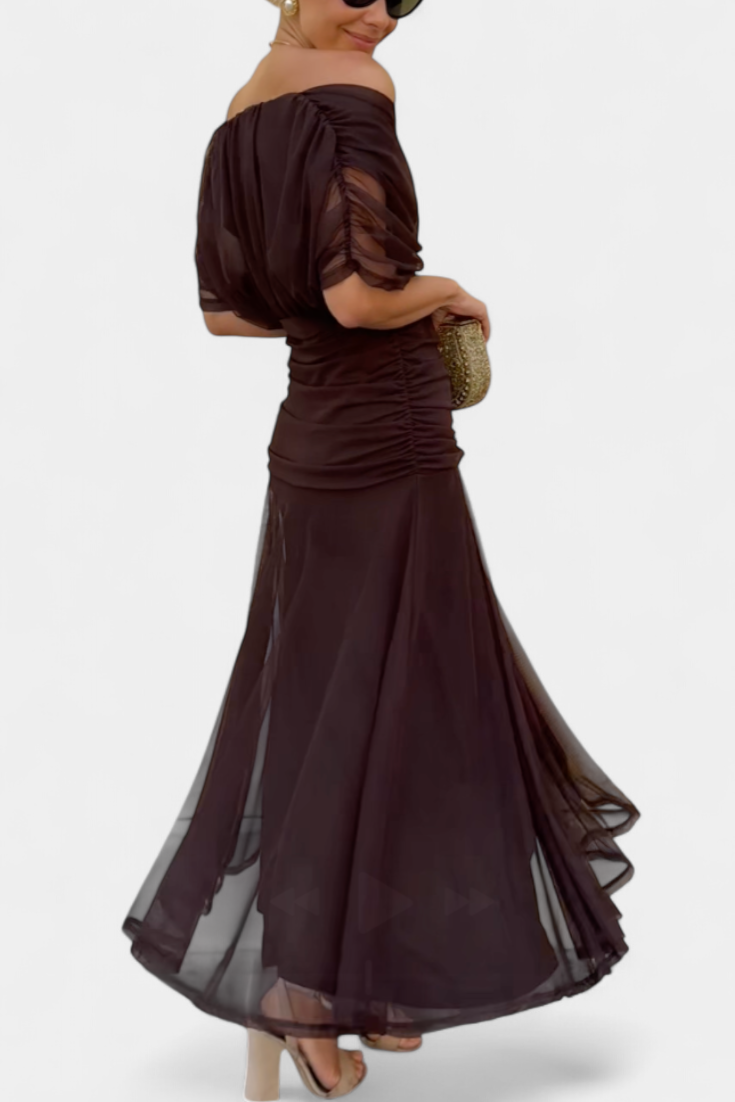 Robe chic et polyvalente, longue, motif floral, col V, pour femme élégante. Tenue romantique.